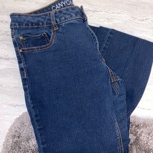 Navy blue skinny jeans.